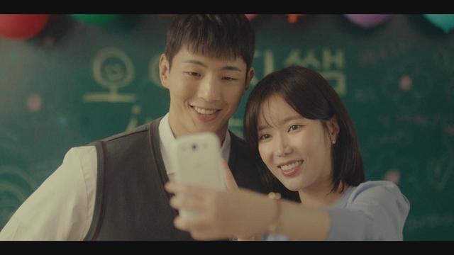 画像: 弟ファン役のジス（左）と主人公イェジ役イム・スヒャン（右）。©2020MBC