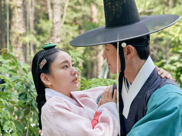 画像: 主人公を演じるナムグン・ミン（右）とお嬢様役のアン・ウンジン（左）。©2023MBC