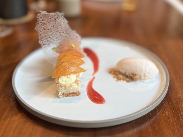 画像: サンデーブランチの選べるデザート「アプリコットのケーキと桃のジェラート」