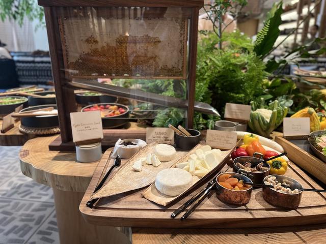 画像: サンデーブランチのブッフェコーナー。蜜蓋からポタポタと落ちてくる採れたてハチミツは、チーズやドライフルーツ、パンと一緒に