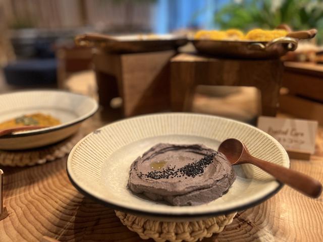 画像: 通常、ひよこ豆で作ることが多いフムスだが、京都の名産・丹波黒豆を使用。この日はかぼちゃのフムスもあり