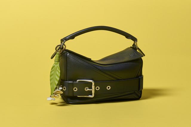 画像: バッグ〈H16.5×W24×D10.5cm〉¥649,000・ストロベリー フラワー チャーム¥74,800(参考価格)/ロエベ