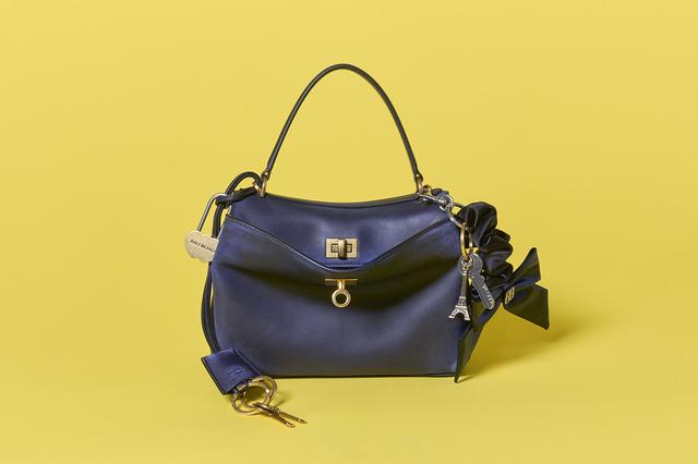 画像: チャームつきバッグ〈H27×W23×D9cm〉¥ 622,600/バレンシアガ