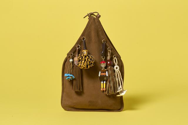 画像: バッグ〈H37×W24cm〉¥726,000(予定価格)/ミュウミュウ