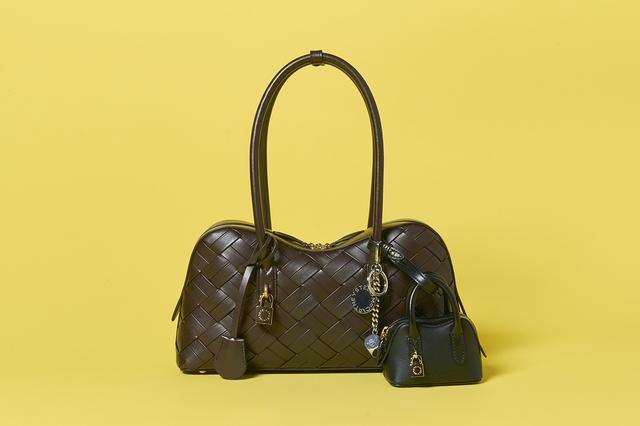 画像: バッグ〈H17.5×W36×D10cm〉¥289,300・ダイスチャーム¥44,000・バッグチャーム¥69,300/ステラ マッカートニー
