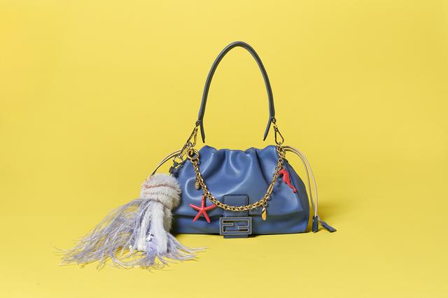画像: バッグ〈H15×W26.5×D6cm〉¥578,600・チャーム¥180,400・チャームチェーン¥124,300/フェンディ