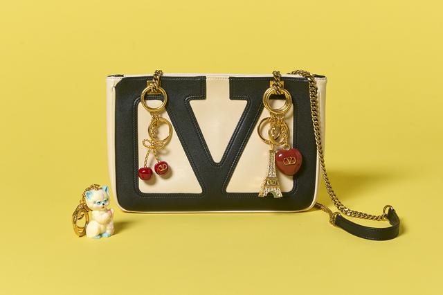 画像: バッグ〈H18×W27×D3cm〉 ¥403,700・チャーム(猫・エッフェル塔)各¥96,800・(チェリー)¥85,800・(ハート)¥79,200/ヴァレンティノ ガラヴァーニ