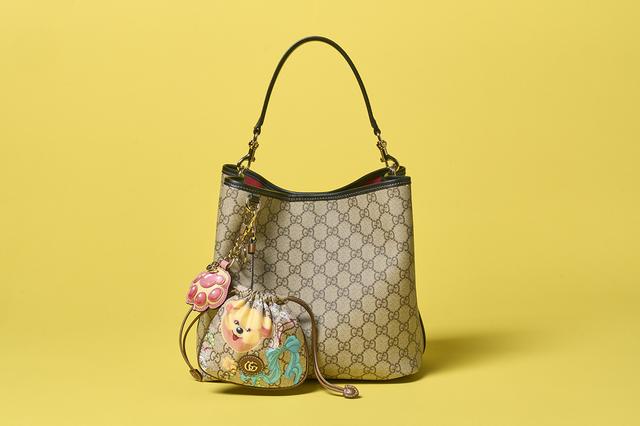 画像: バッグ〈H25×W25×D15.5cm〉¥309,100・チャーム(肉球)¥82,500・チャーム(ポーチ)¥86,900/グッチ