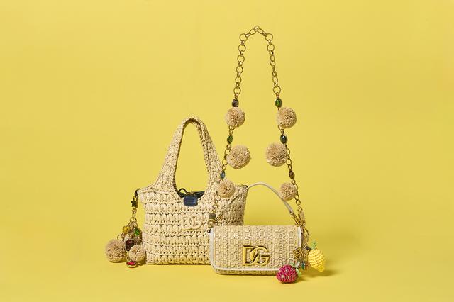 画像: バッグ 左〈H20×W25×D5.5cm〉¥363,000・チャーム¥96,800・右 〈H10,5×W19.5×D5cm〉¥321,200・ショルダーストラップ¥¥224,400・チャーム(参考商品)/ドルチェ&ガッバーナ