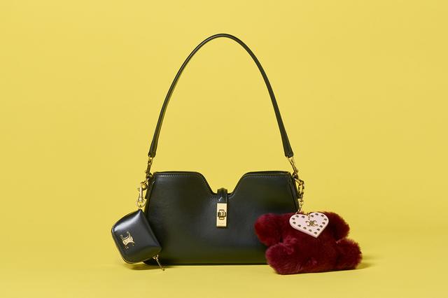 画像: バッグ〈H15×W27×D4cm〉¥412,500・チャーム(左から)¥106,700・¥90,200(ともに予定価格)/セリーヌ