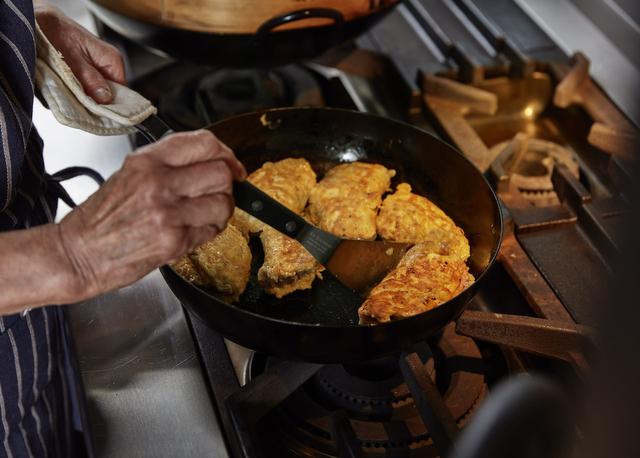 画像: 6 底に焼き色がついたら、ひとつずつひっくり返し、両面をこんがり焼く。器に盛り、香菜をのせる。