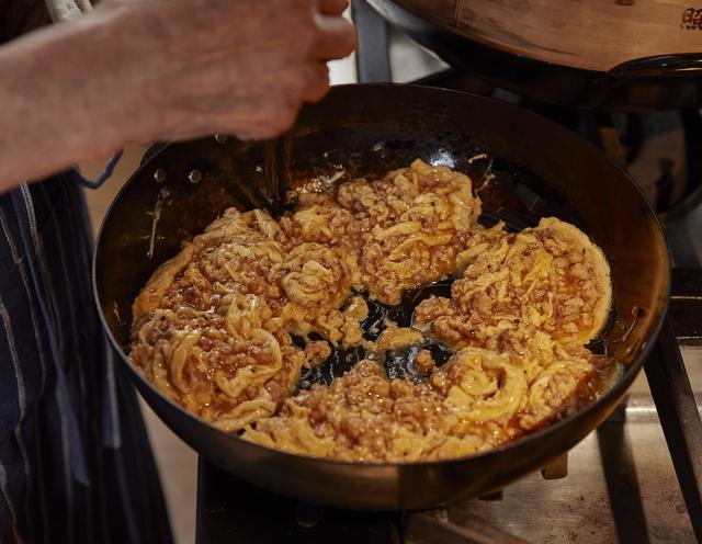 画像: 4卵液がかたまってきたら菜箸で食べやすい大きさ(6〜8等分)にざっくり分ける。