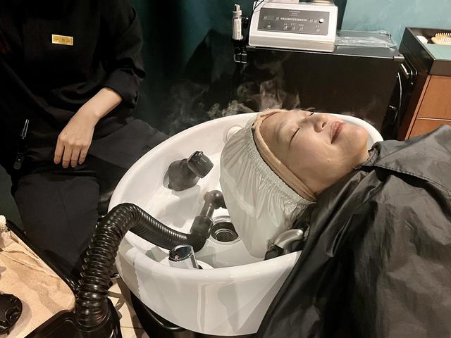 画像2: 丁寧な頭皮チェックからホットスチームでリラックスの旅へ