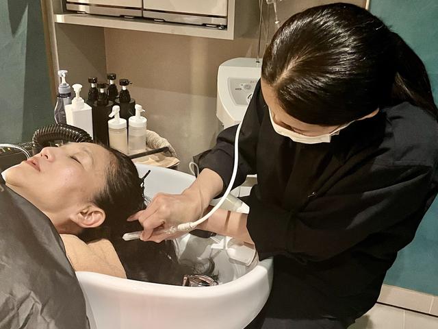 画像: 美容効果のある水を使い、水流で頭皮の汚れを除去するジェットピーリング