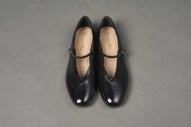 画像: 靴￥140,000／ディオール