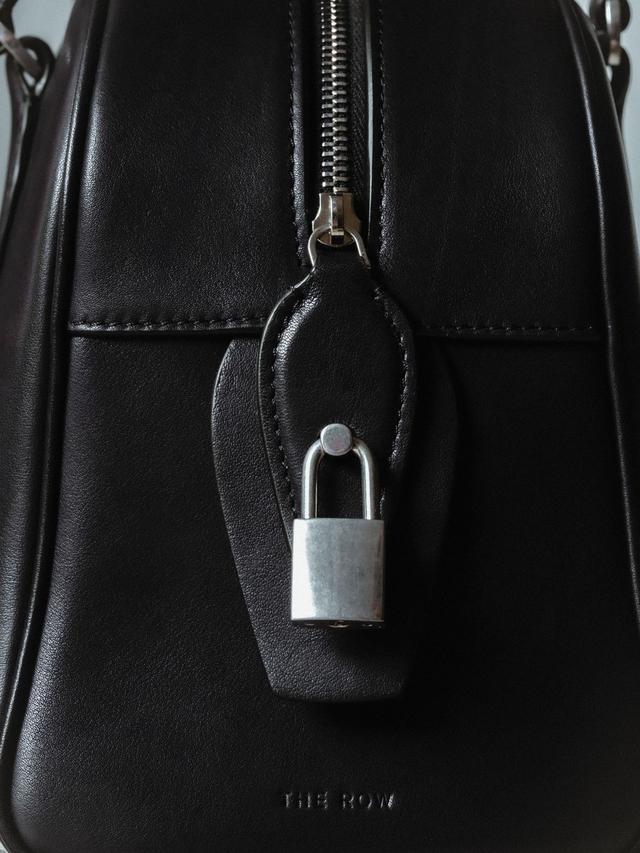 画像: バッグの側面にはミニマルなクロージャーを配している