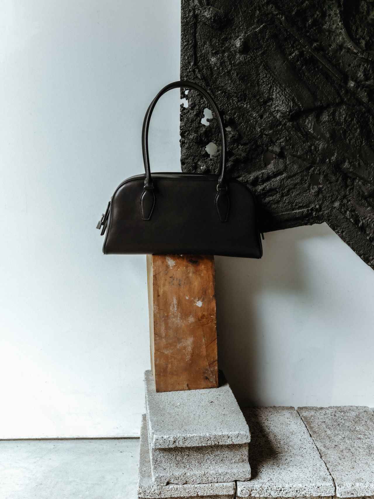 画像 : 5番目の画像 - 「時を超える普遍性
ザ・ロウの2つのバッグ」のアルバム - T JAPAN:The New York Times Style Magazine 公式サイト