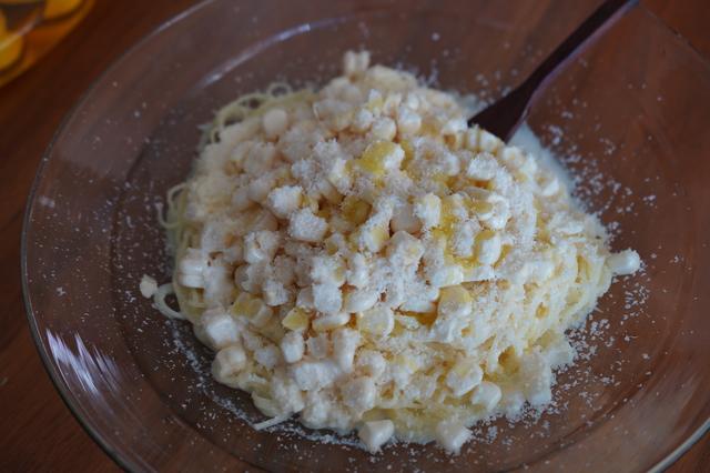 画像: 取材した後に早速作ってみた私の昼ごはん。ホワイトコーン1本はさっとゆでてつぶしてちょっぴり白出汁を加えてソースにして冷やす。冷製パスタと合わせ、生のホワイトコーンとペコリーノチーズをたっぷりかけて。ホワイトコーンの甘さとみずみずしさ、生のホワイトコーンの食感が楽しい