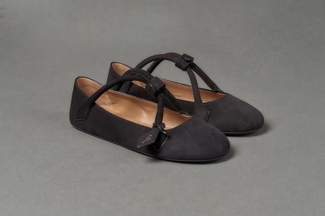 画像: 靴￥233,200／アライア