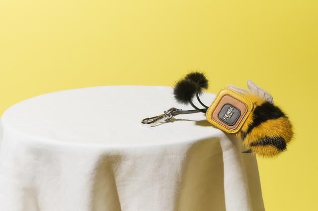 画像: チャーム「ミツバチ」¥162,800/フェンディ