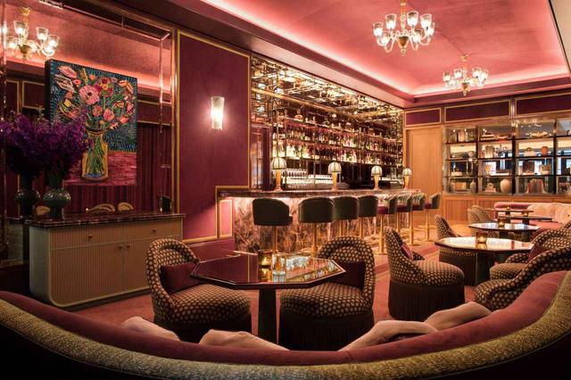 画像: ロビーにあるライブラリーの隠し扉を開くと現れる隠れ家的な「Titsou Bar」。第一時代戦後の開放感あるパリの狂乱の時代がコンセプト。グラスを傾けながら当時の熱狂に酔いしれたい