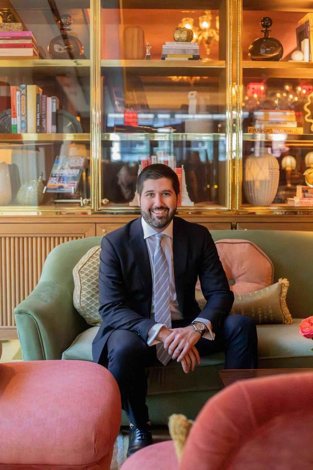 画像: フーケッツ ニューヨーク総支配人 マイケル・マッギンレー氏(Michael McGinley ) 飲食業に携わっていた両親の家庭に育つ。ニューヨーク フォーダム大学卒業後、アメリカを代表する高級レストランなどでマネージャー、支配人を務める。クロスビー ストリート ホテルでの飲料部門統括、副総支配人、総支配人を経て、2024年1月より現職