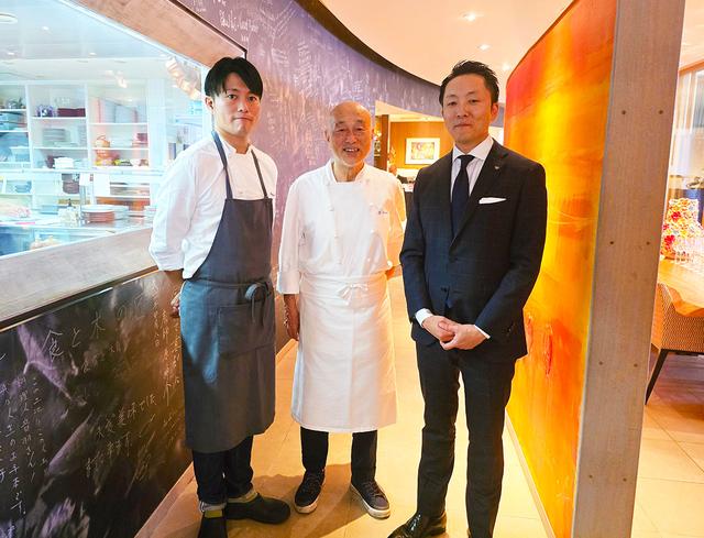 画像: (左から)現・調理長の長男・元さん、音羽和紀シェフ、サービス担当の次男・創さん