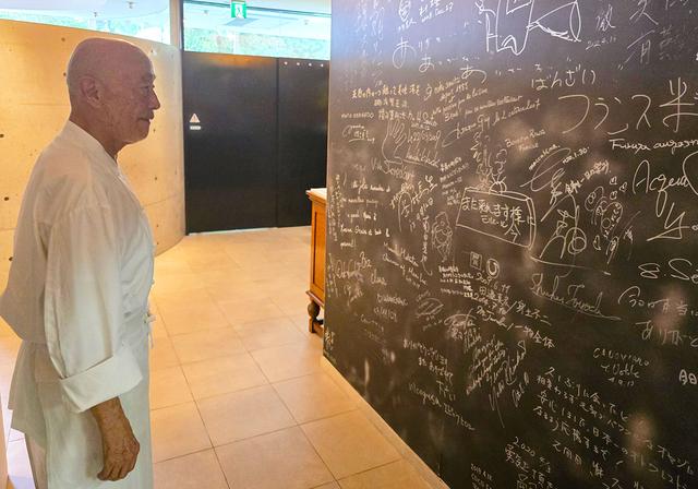 画像: オトワレストランでともにイベントをした、シェフやアーティストのサインが書かれた壁