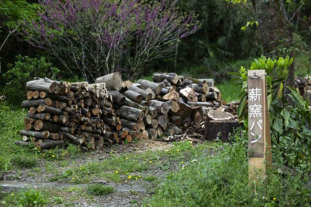 画像: 山間部に位置するあきる野は、薪の調達にも困らないとか