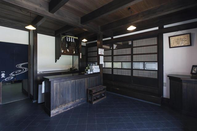 画像: 奥に続く母屋は明治の建物。店舗は、昔ながらの趣を保ちながら30年ほど前に改築