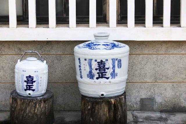 画像: 仕込み蔵の前に鎮座する、オブジェのような有田焼の酒樽
