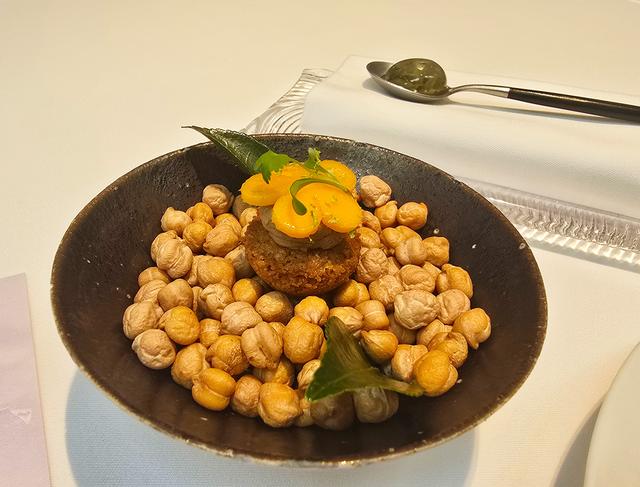 画像: スプーンの上には、梅のシロップのゼリーとかぶせ茶の茶葉を使ったアミューズ。手前は伊達鶏の白レバーのムース、地元のマンゴーを使った一皿