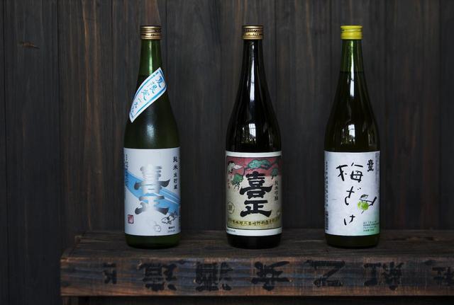 画像: 銘酒「喜正(きしょう)」の左はキリリとした夏の限定酒、中央は穏やかな香りと米の旨みが調和した純米吟醸。右は日本酒に梅を漬け、複雑なコクを引き出した「梅ざけ」