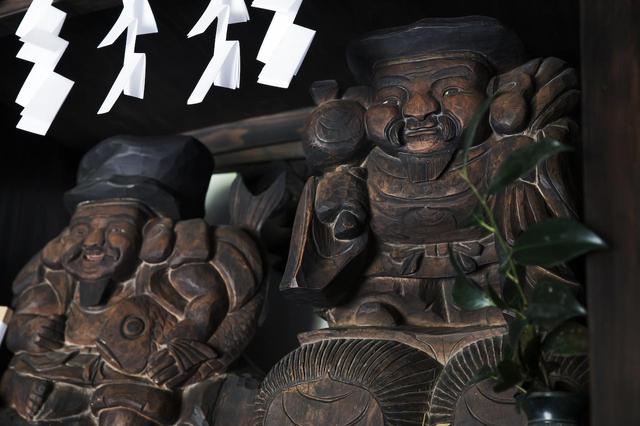 画像: 商売繁盛の大黒天と恵比寿像が、愛嬌たっぷりに帳場を見守る