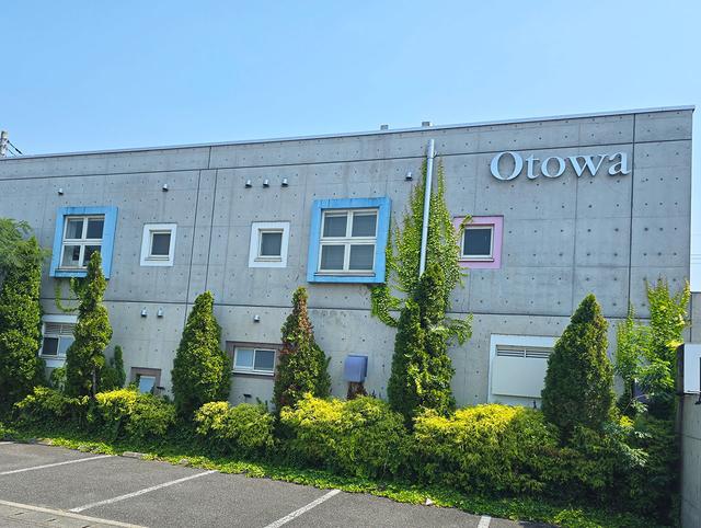 画像: カラフルな窓枠とOtowaのロゴが印象的な外観