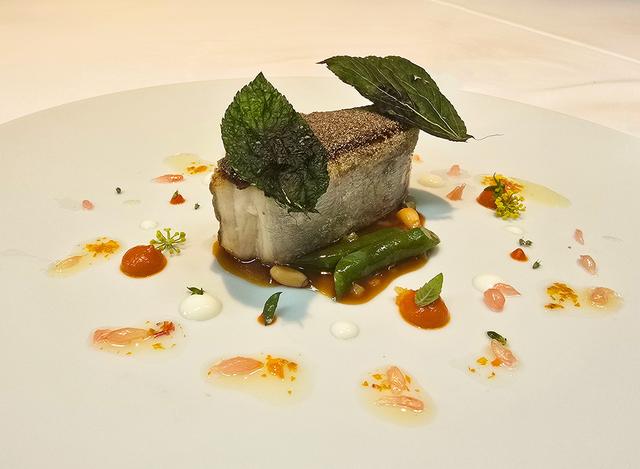 画像: 和歌山の太刀魚にタプナードを塗り、焼き上げたものをロメスコソースで