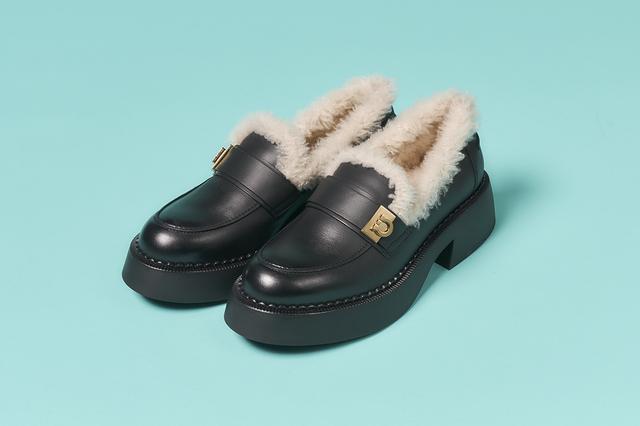 画像: 靴¥159,500/フェラガモ