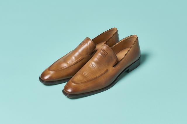 画像: 靴¥181,500(予定価格)/ミュウミュウ