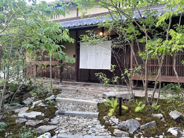 画像: 築150年の屋敷。美しいアプローチに期待が高まる