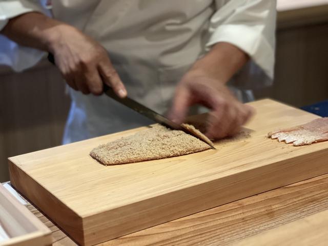 画像: カウンターの目の前で調理。なにを切っているかと思えば、ぬか漬けしたサツキマス