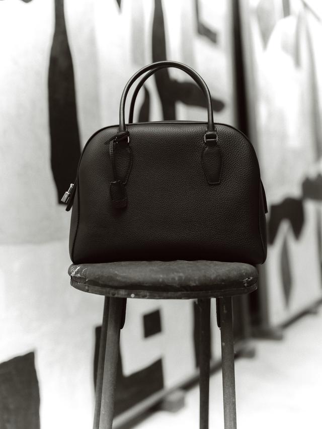 画像: 「INDIA 12」〈H24×W30×D12〉¥650,100/ザ・ロウ・ジャパン(ザ・ロウ)