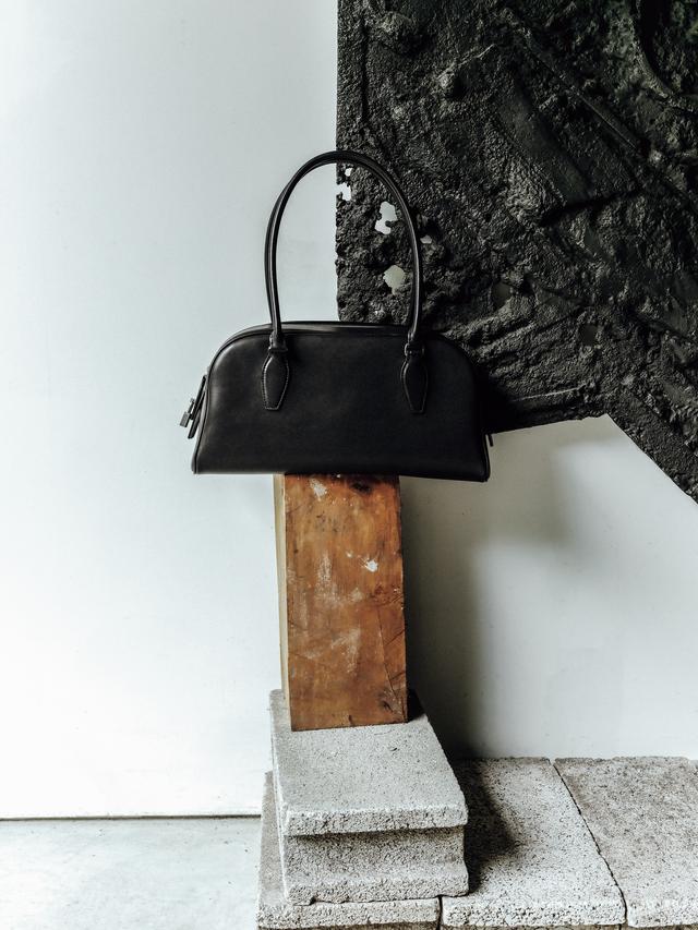 画像: 「E/W INDIA」〈H17×W34×D13.5〉¥784,300/ザ・ロウ・ジャパン(ザ・ロウ)