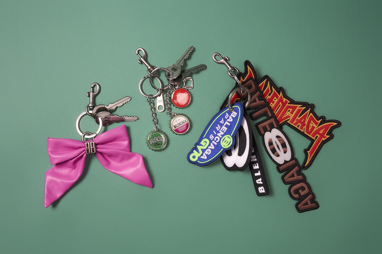 バッグチャームやチェーンで バッグをドレスアップ。 シャネル