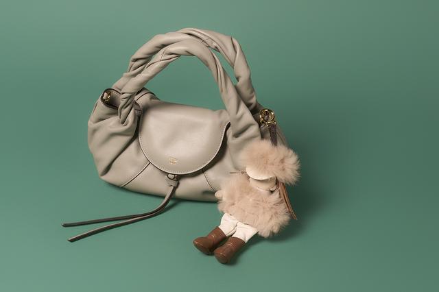 画像: バッグ＜H18×W32×D12cm＞¥499,400・チャーム￥217,800／フェンディ