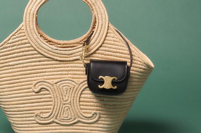 画像: バッグ＜H20×W21×D15cm＞￥192,500・チャーム￥126,500＜H6.3×W7.5×D4cm＞（ともに予定価格）／セリーヌ