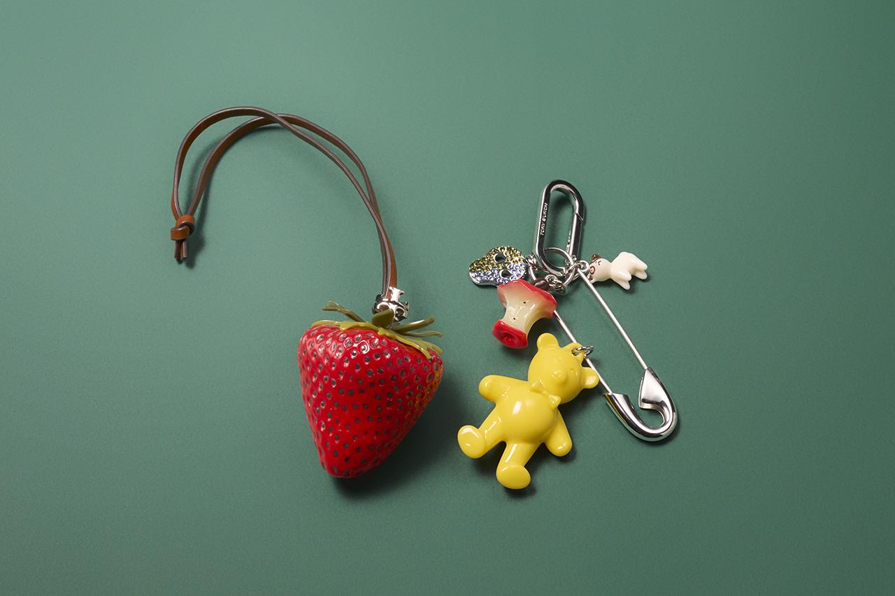 バッグチャームやチェーンで バッグをドレスアップ。 シャネル