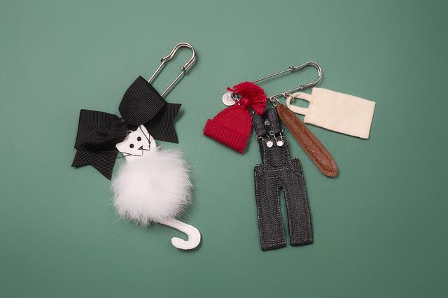 画像: ブローチ各￥17,600／アンヌ マリー ヘルケス