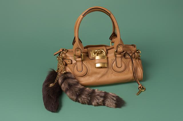画像: バッグ＜H18×W36×D18cm＞￥398,200・キーリング（左）￥101,200・（右）￥122,100／クロエ