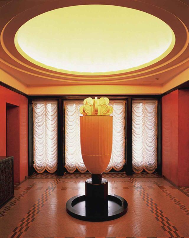 画像: アンリ・ラパンがデザインしたセーブル焼の《香水塔》。かつては照明の熱で香水を温め、部屋を香りで満たした。《東京都庭園美術館 本館 次室と香水塔》 COURTESY OF TOKYO METROPOLITAN TEIEN ART MUSEUM