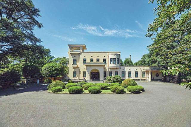 画像: 《東京都庭園美術館 本館 正面玄関》新館では庭園を巡るような展示空間で、メゾンのサヴォアフェール（匠の技）に迫る COURTESY OF TOKYO METROPOLITAN TEIEN ART MUSEUM